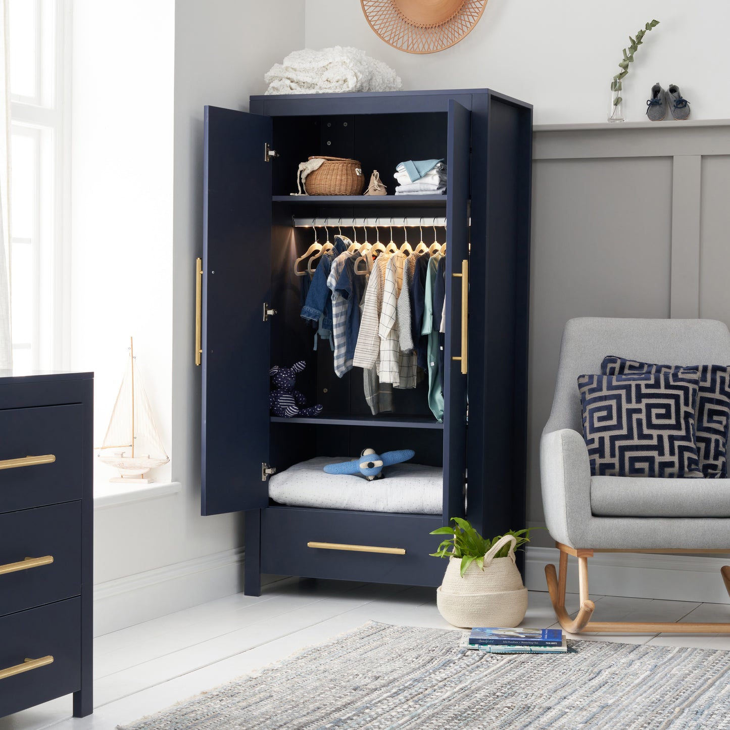 Kleiderschrank blau mit Schublade und Sensorleuchter Tivoli geöffnet