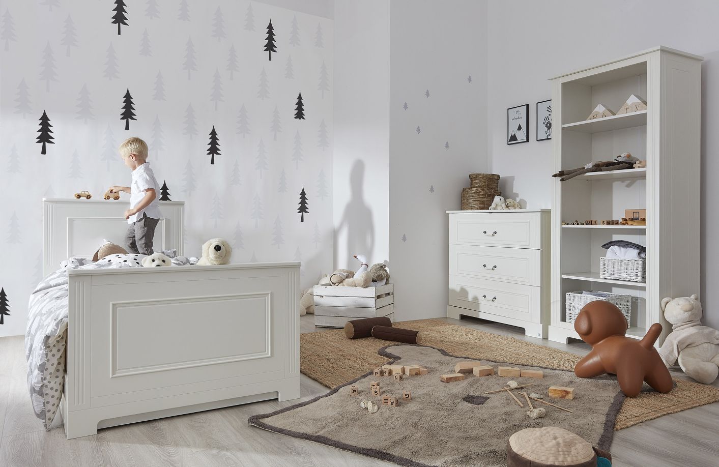 Kinderzimmer weiß  im Landhausstil Ines: Kinderbett, Kommode Standard, Bücherregal