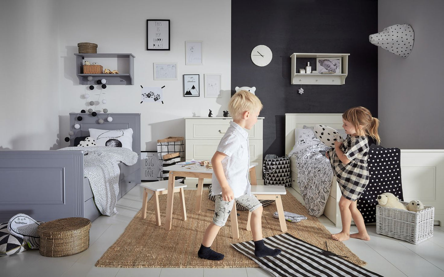 Kinderzimmer Ines: Kinderbett Weiß, Kinderbett Grau, Kommode Ines Standard